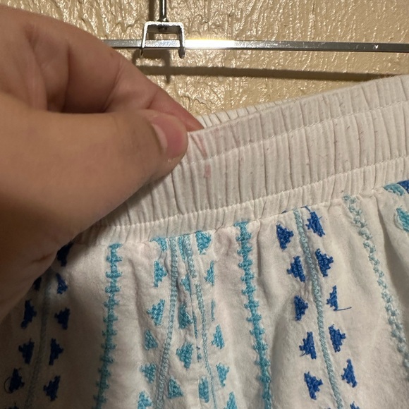 Lilly Pulitzer Shorts Embroidered Size Small Pull On
Stretchy Waistband - Picture 3 of 6